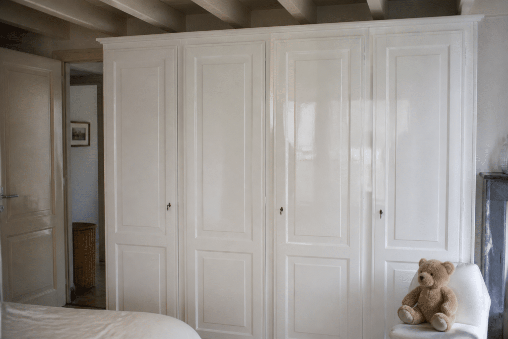 Armoires en chene massif repeintes en blanc brillant