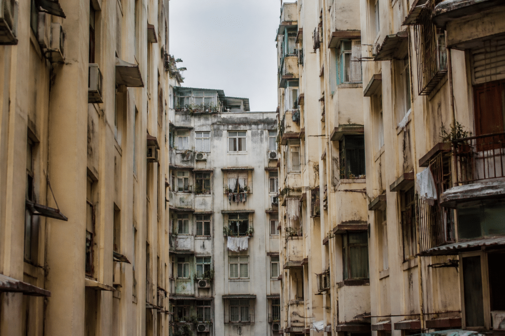 Immeubles etroitement espaces dans centre urbain dense