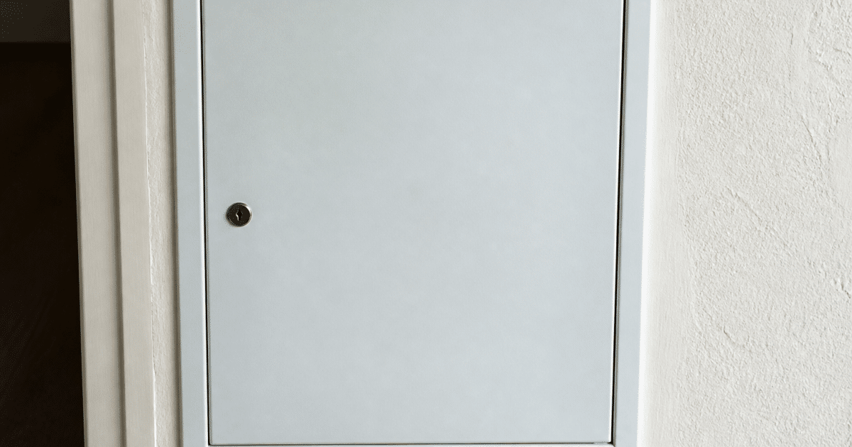 Boitier electrique installe a l interieur d une armoire murale fermee