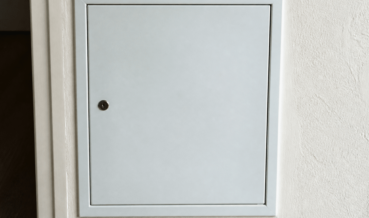 Boitier electrique installe a l interieur d une armoire murale fermee