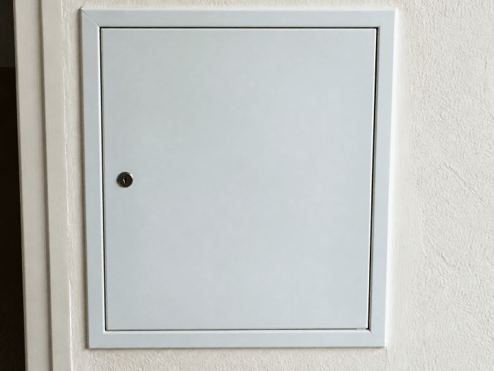Peut-on mettre un tableau électrique dans un placard ? Ce que dit la norme
