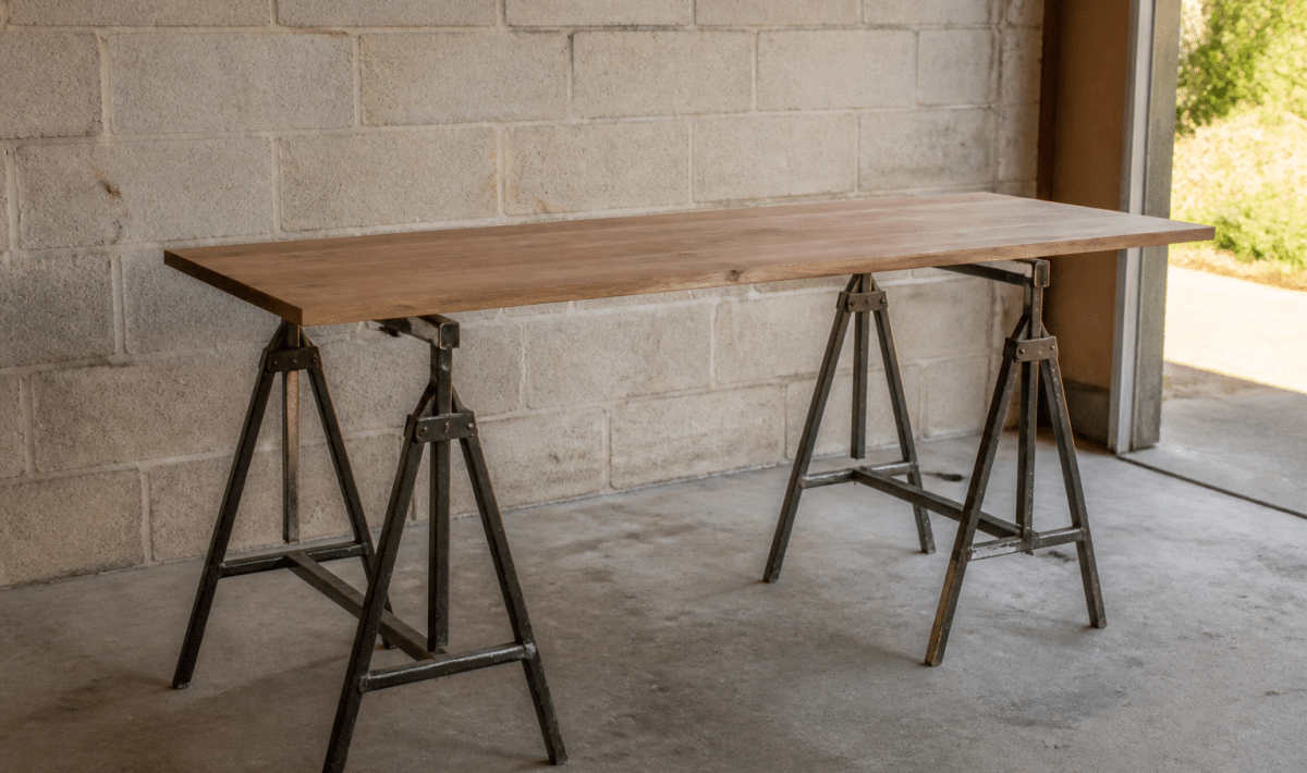 Plan de travail en bois posé sur deux tréteaux metalliques