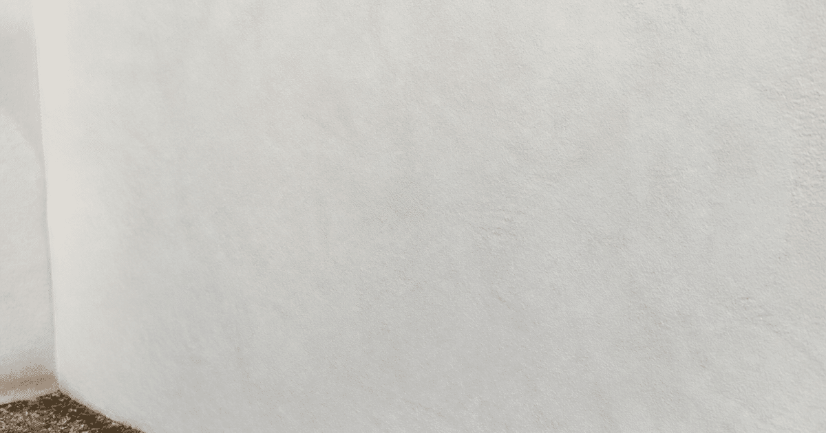 Mur blanc recouvert d'enduit chaux applique au rouleau