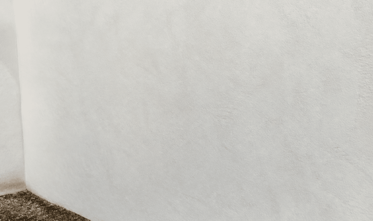 Mur blanc recouvert d'enduit chaux applique au rouleau