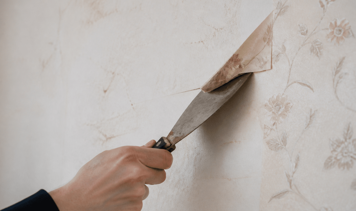 Spatule levant délicatement le coin d'un papier peint