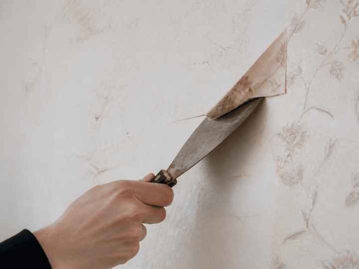 Comment décoller du papier peint sans abîmer le mur ?