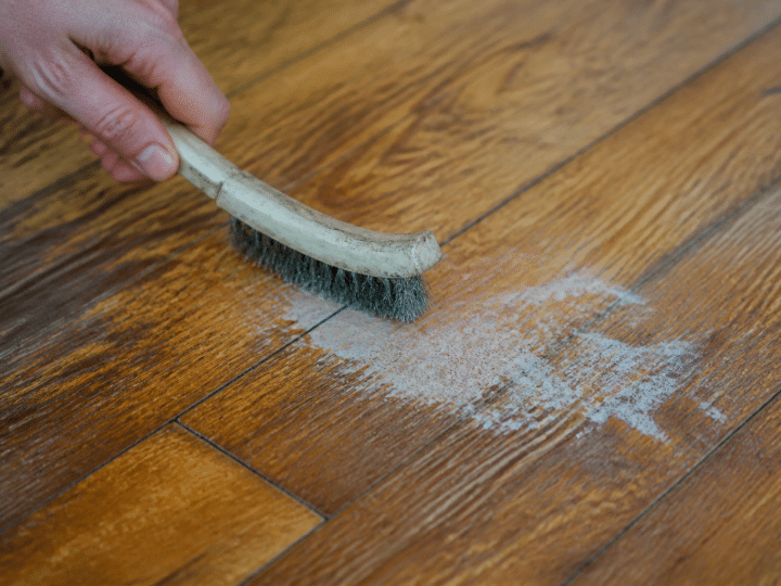Comment enlever de la peinture sur du parquet fraîche ou sèche ?