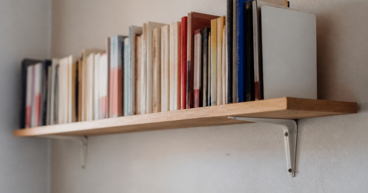 Planche horizontale fixée au mur stockant des livres