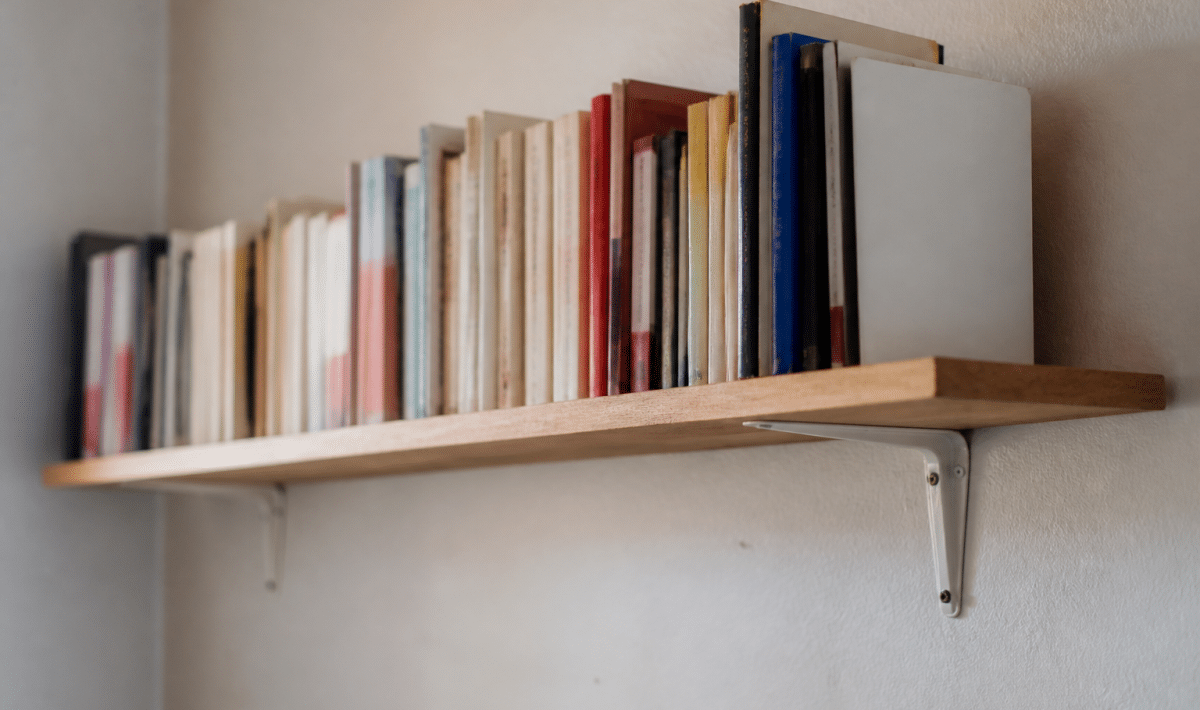 Planche horizontale fixée au mur stockant des livres