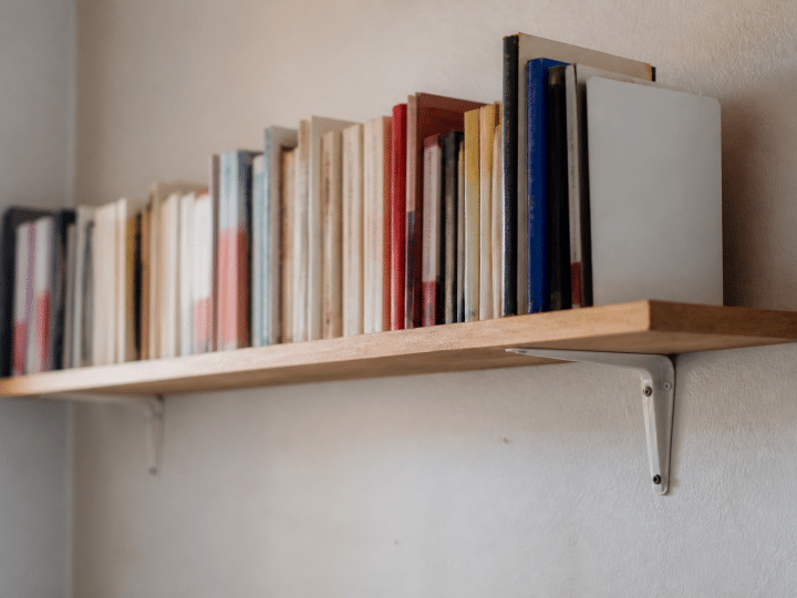 Comment fabriquer une étagère en bois pour du rangement mural