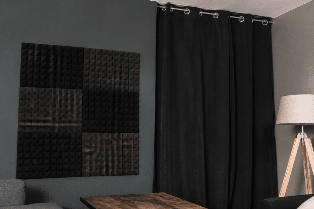 Panneaux acoustiques mousse et rideaux phoniques sur mur gris