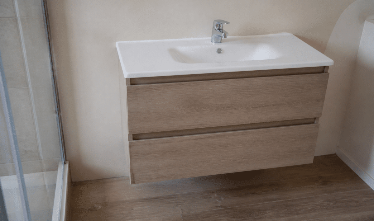 Meuble salle bain fixe au mur avec chevilles placo