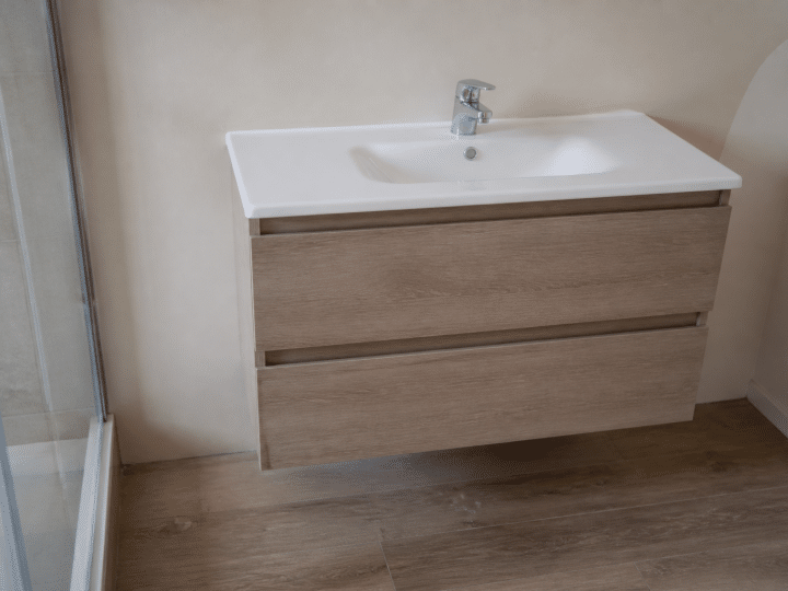 Comment fixer un meuble de salle de bain suspendu sur placo solidement