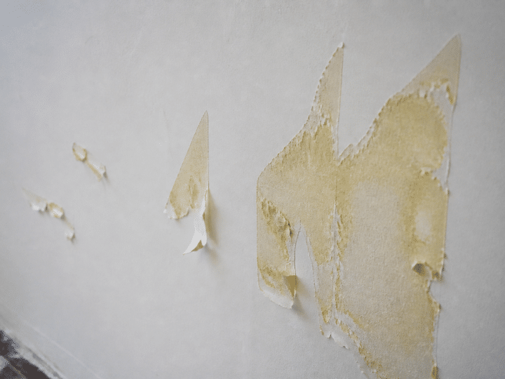 Comment retirer la colle de papier peint avant d&rsquo;appliquer la peinture
