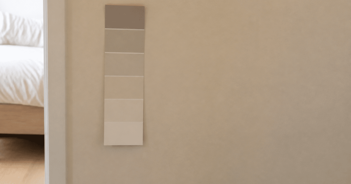 Nuancier peinture posé sur mur chambre beige clair