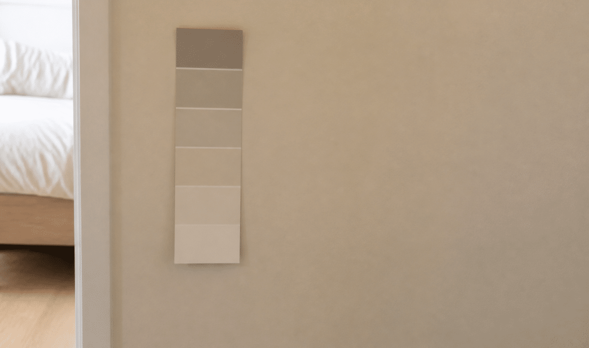 Nuancier peinture posé sur mur chambre beige clair