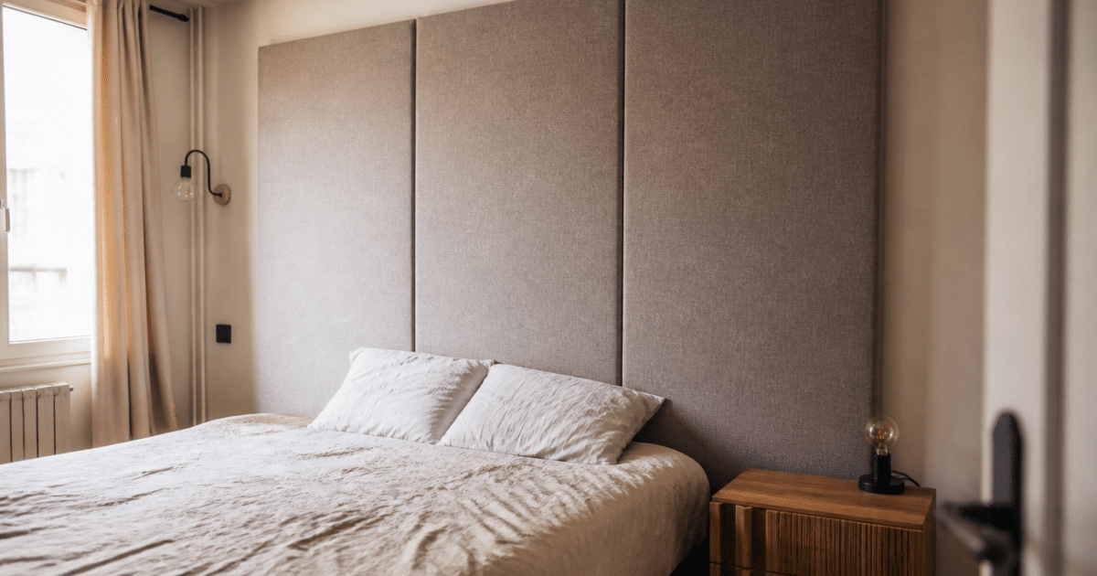 Panneaux acoustiques epais fixes sur mur chambre sans renovation