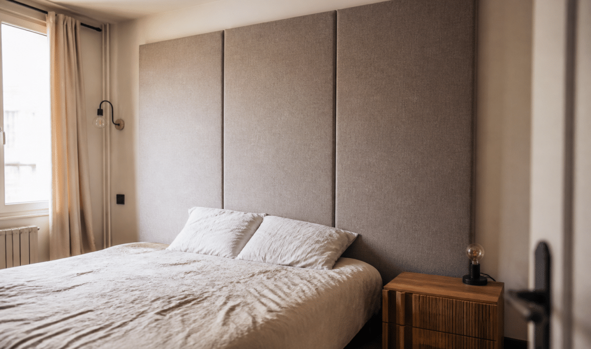 Panneaux acoustiques epais fixes sur mur chambre sans renovation