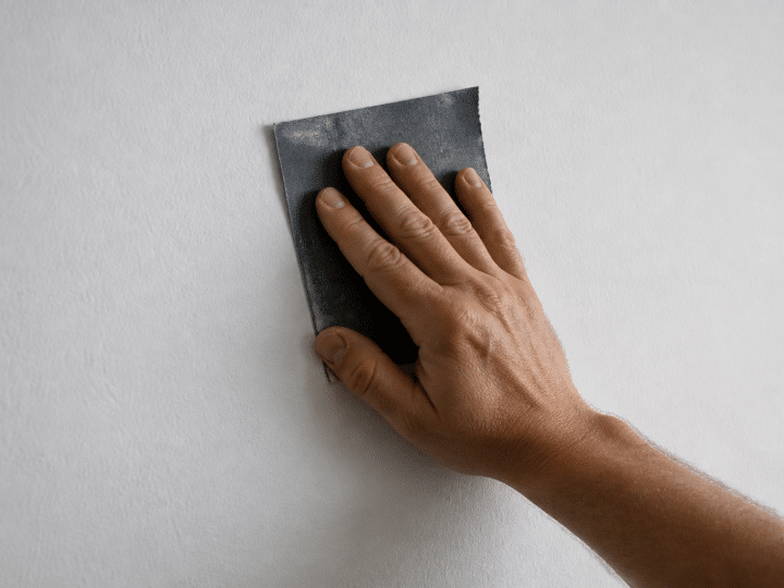 Quel grain choisir pour poncer la peinture d&rsquo;un mur avant de repeindre ?