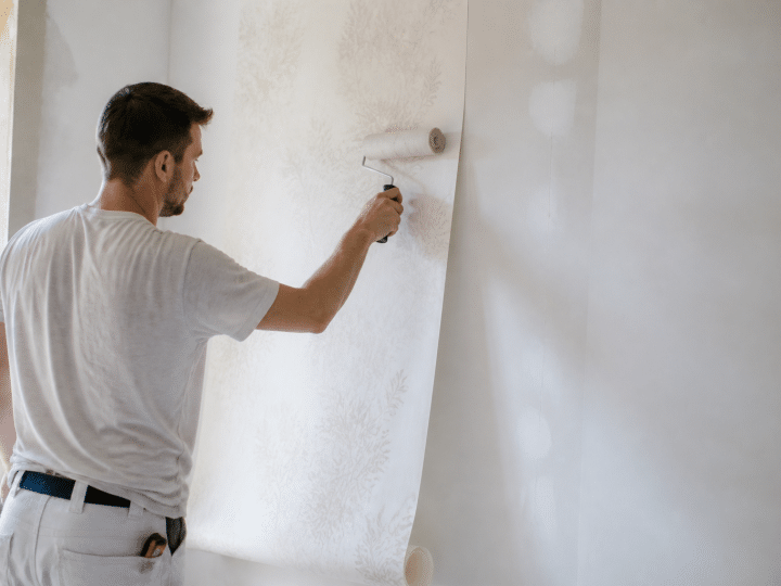 Prix au m² pour la pose de papier peint : quels tarifs prévoir ?