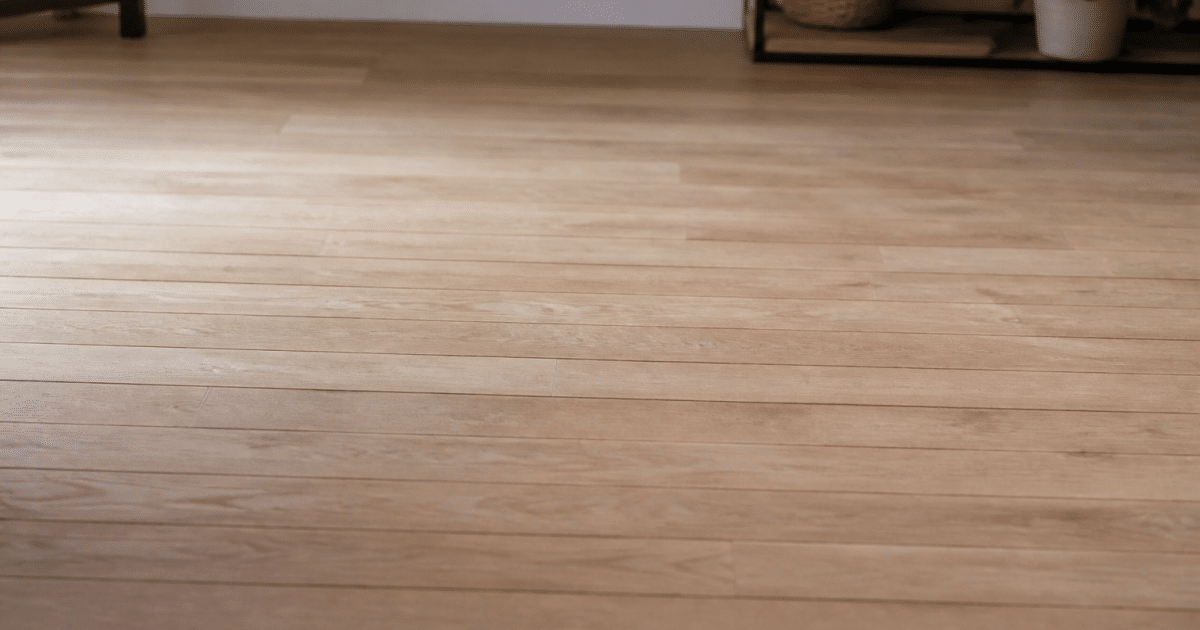Planches bois clair alignées horizontalement sur sol installé