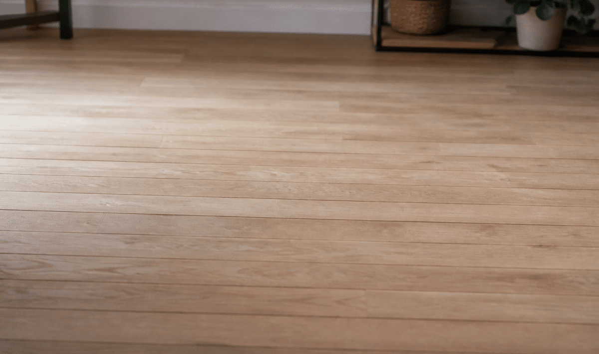 Planches bois clair alignées horizontalement sur sol installé