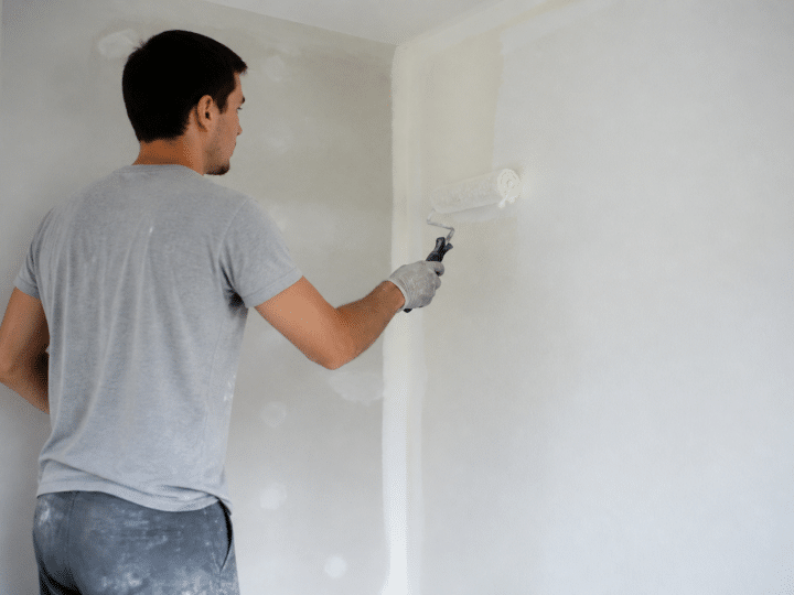 Faut-il peindre le mur ou le plafond en premier ?