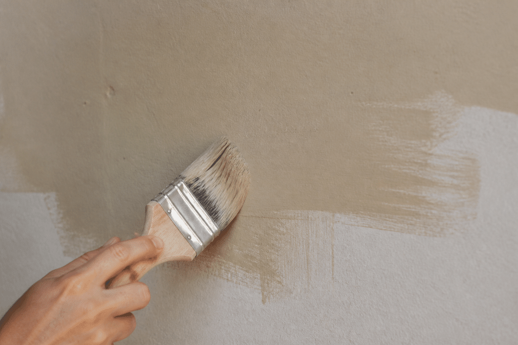 Pinceau avec traces de peinture mal appliquee sur mur