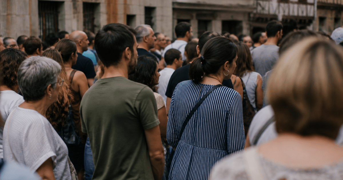 Foule de personnes debout dans les rues de Bayonne
