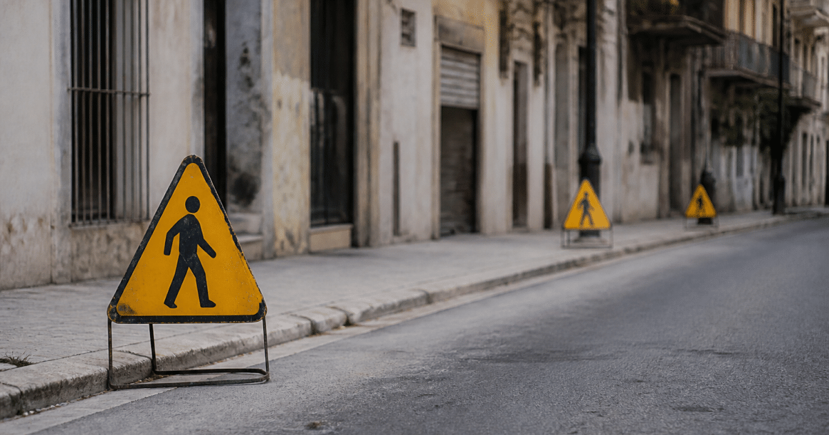 Panneaux d'avertissement jaunes installes dans rue urbaine desertes