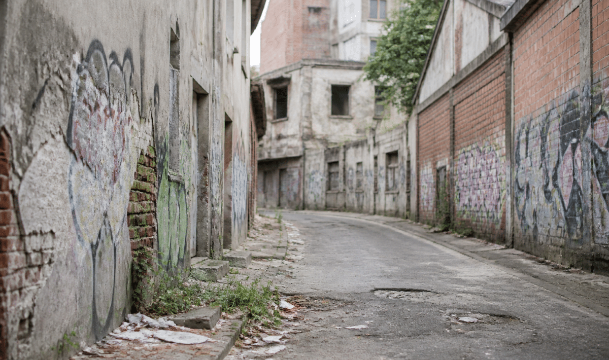 Rues délabrées avec bâtiments détériorés et graffitis visibles partout