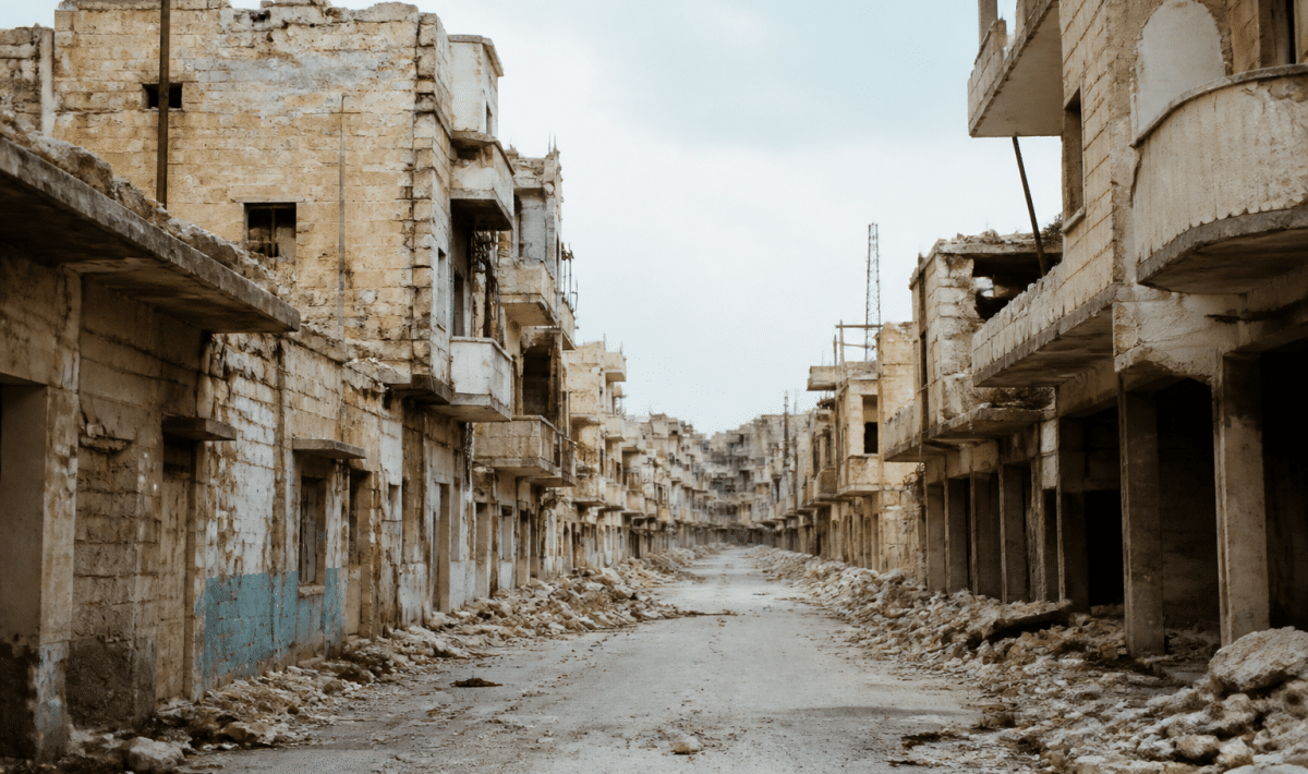 Rues desertes avec batiments degrades et facades endommagees visibles