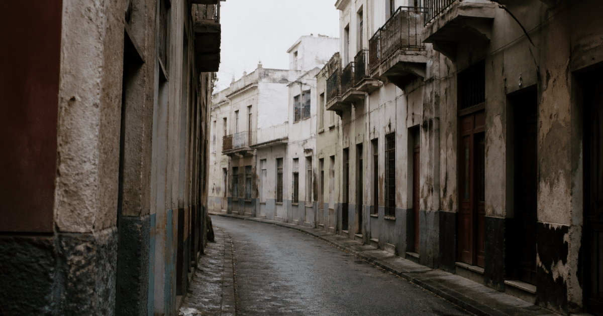 Rue urbaine sombre avec batiments delabres et rues desertes
