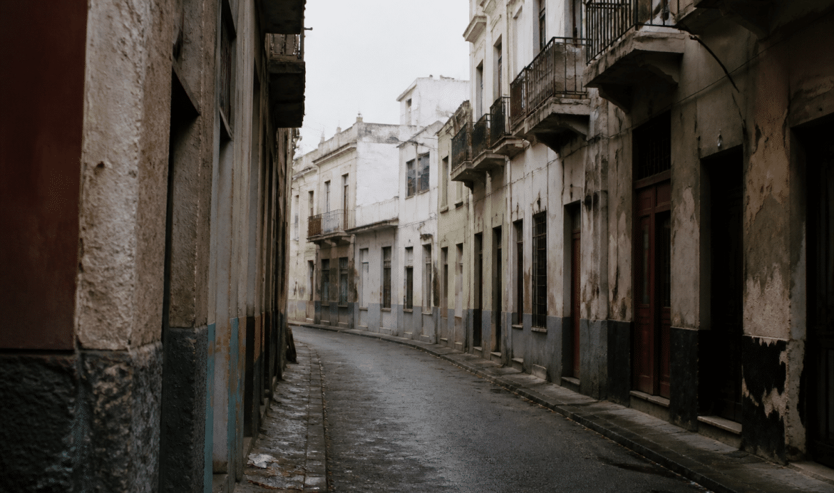 Rue urbaine sombre avec batiments delabres et rues desertes