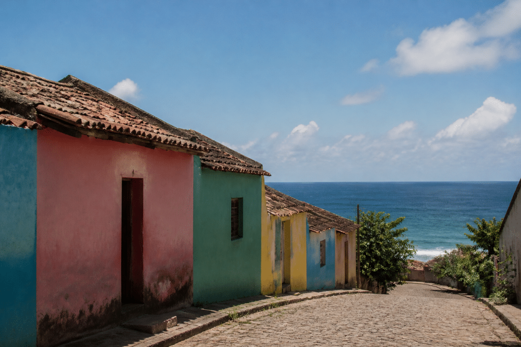 Maisons colorées face à la mer sous ciel bleu tropical