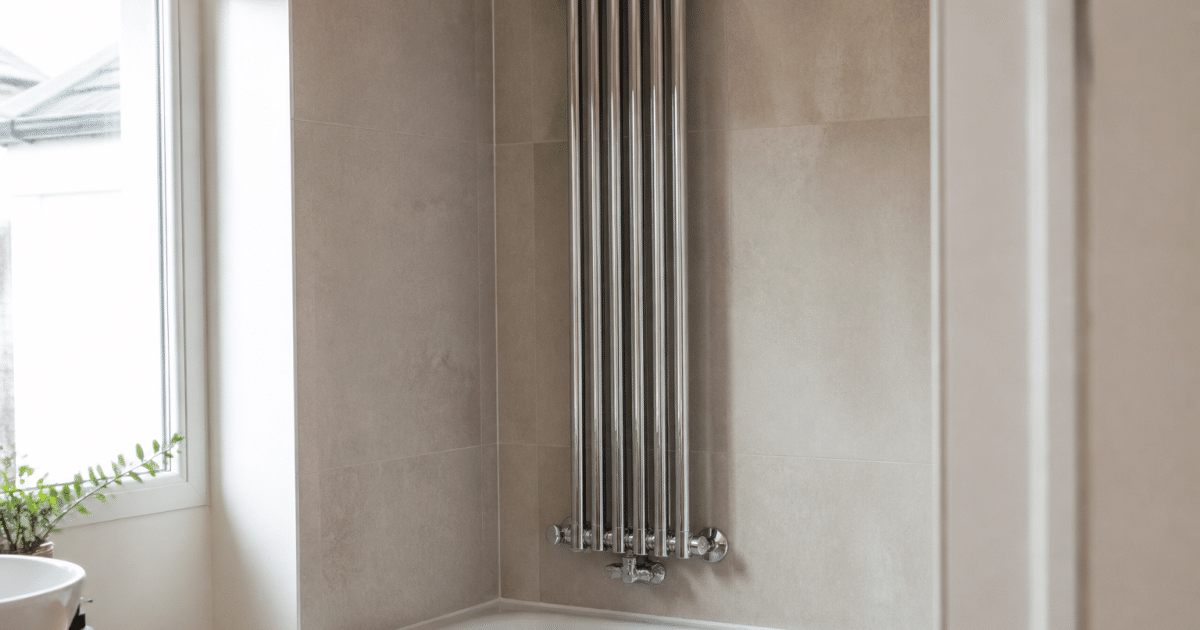 Radiateur chrome vertical fixe au-dessus baignoire salle bain