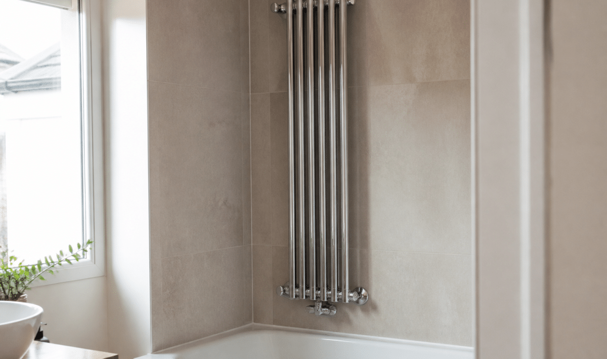 Radiateur chrome vertical fixe au-dessus baignoire salle bain