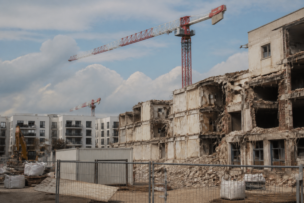 Chantier de demolition avec grues et nouveaux batiments reconstruits
