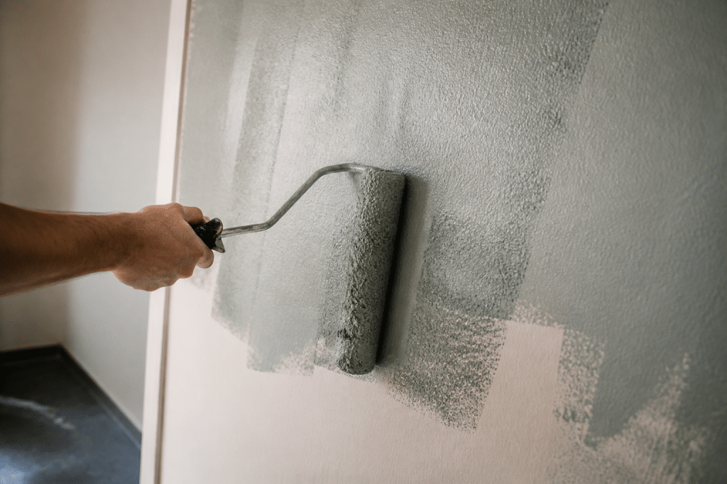 Rouleau de peinture pressé trop fort laissant traces inégales