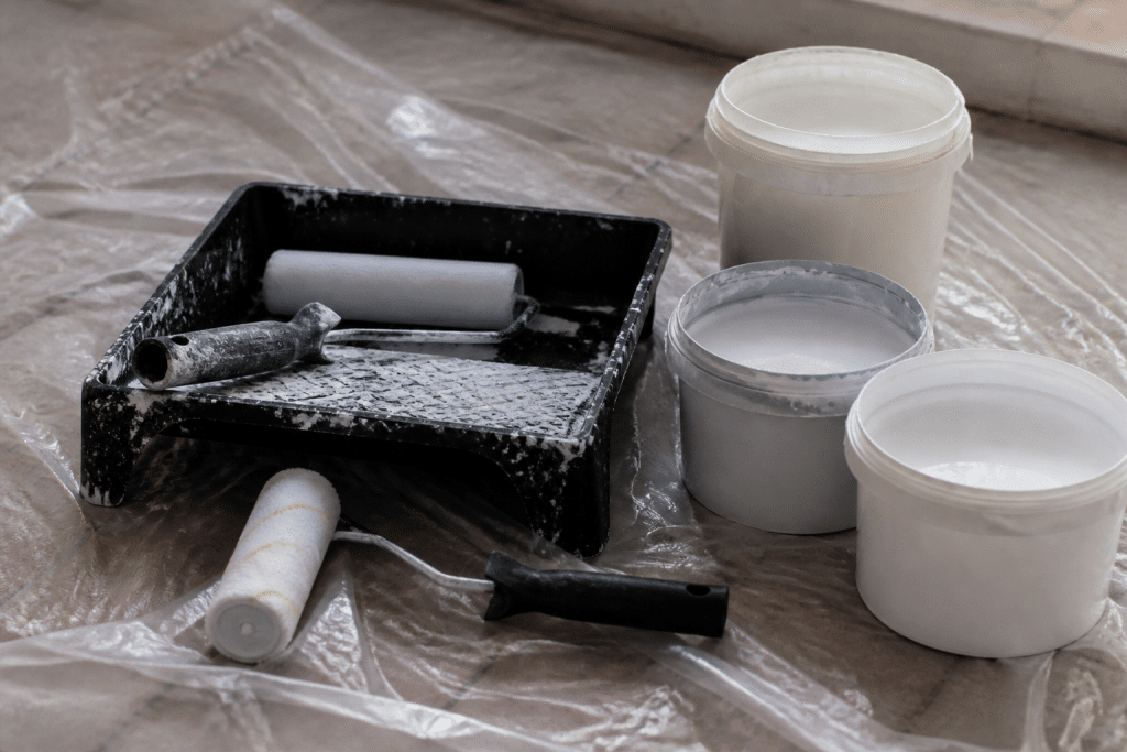 Rouleaux microfibre et mousse avec pots peinture acrylique glycero