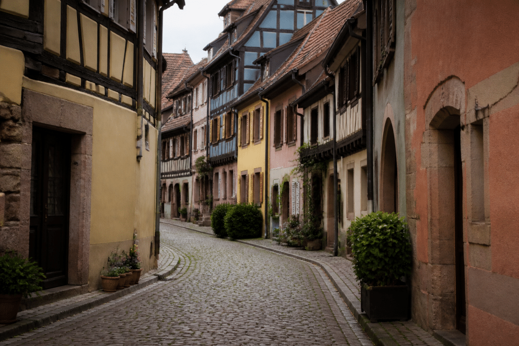 Rue alsacienne avec immeubles colorés et panneaux trilingues