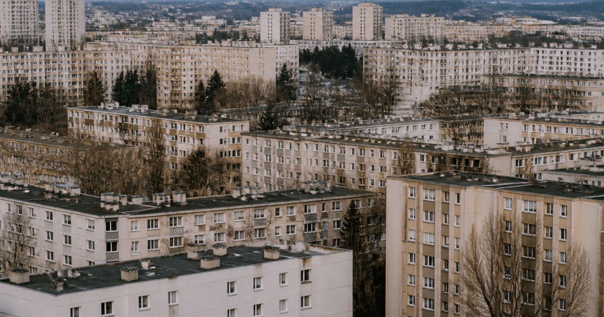 Vue aerienne de Sarcelles avec immeubles densement construits cote a cote