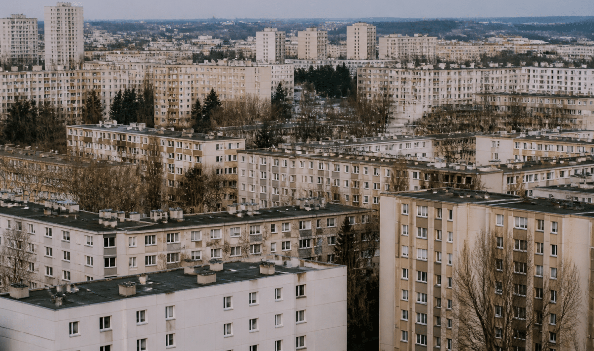 Vue aerienne de Sarcelles avec immeubles densement construits cote a cote