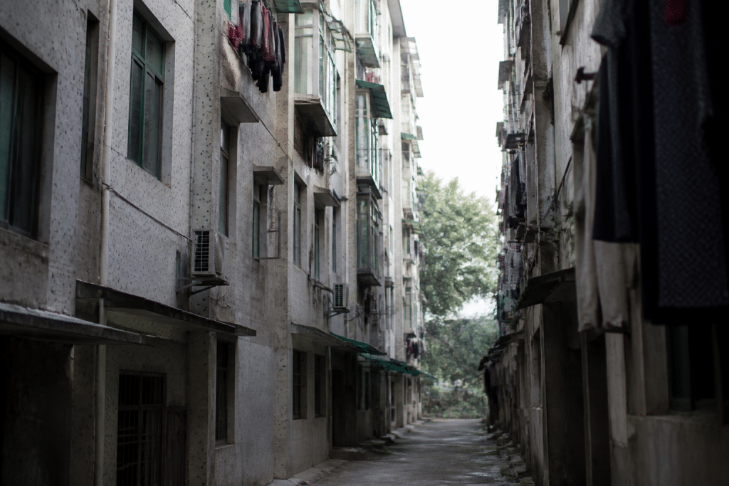 Immeubles collectifs densément construits avec rues étroites