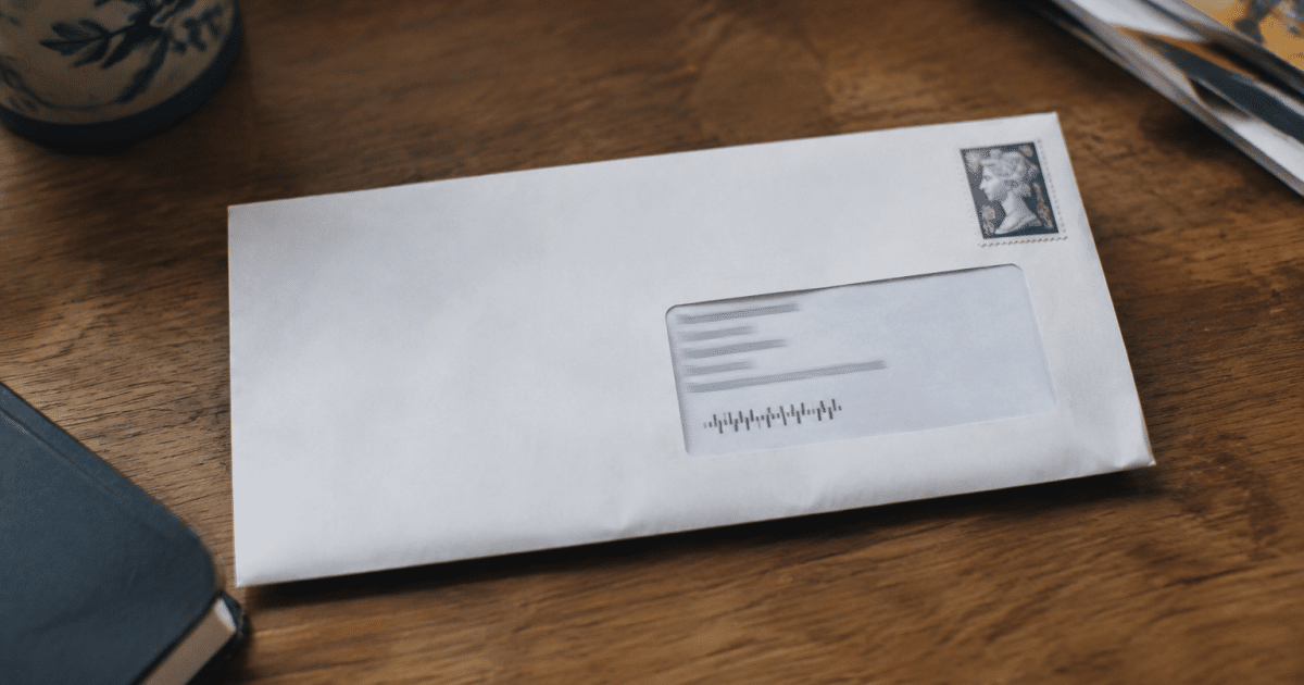 Enveloppe postale affichant le code postal bretonne sur adresse imprimée