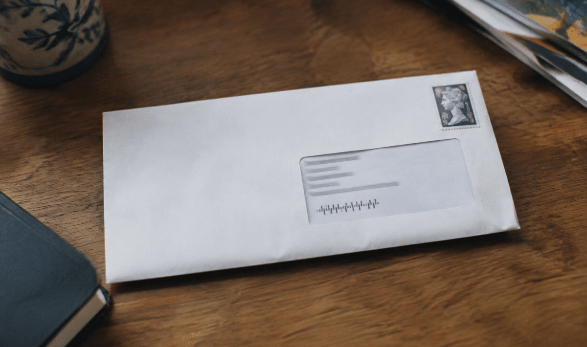 Enveloppe postale affichant le code postal bretonne sur adresse imprimée