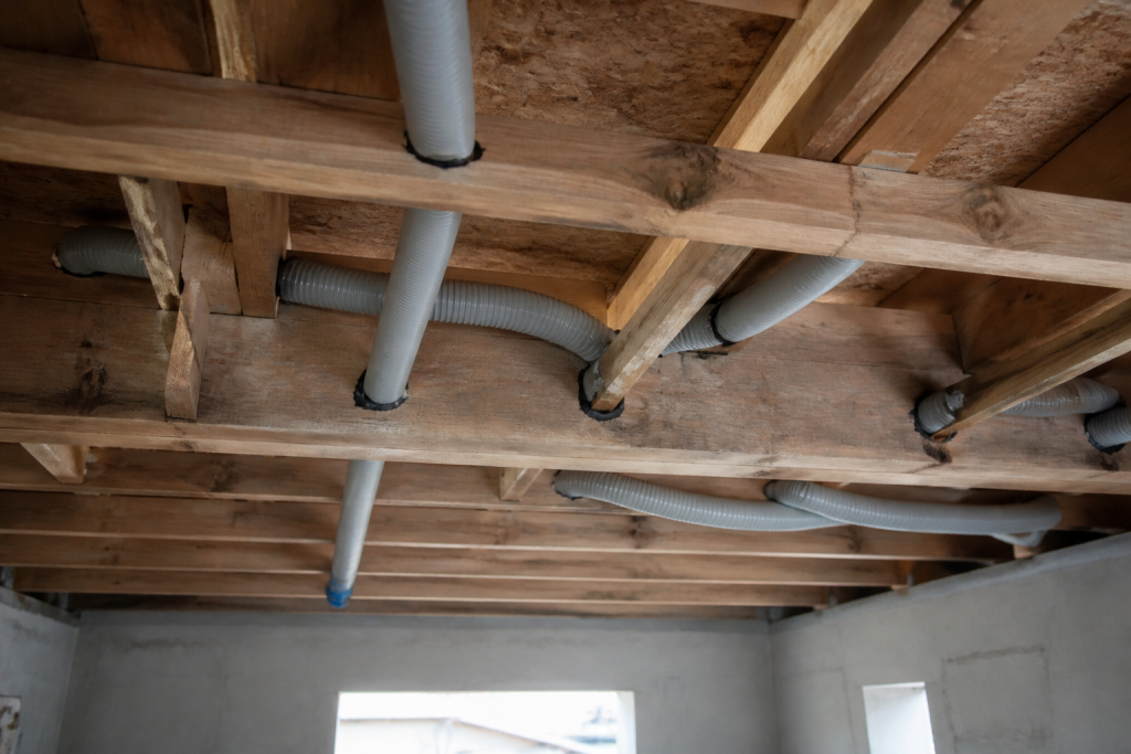 Conduits ventilation traversant solives et poutres bois