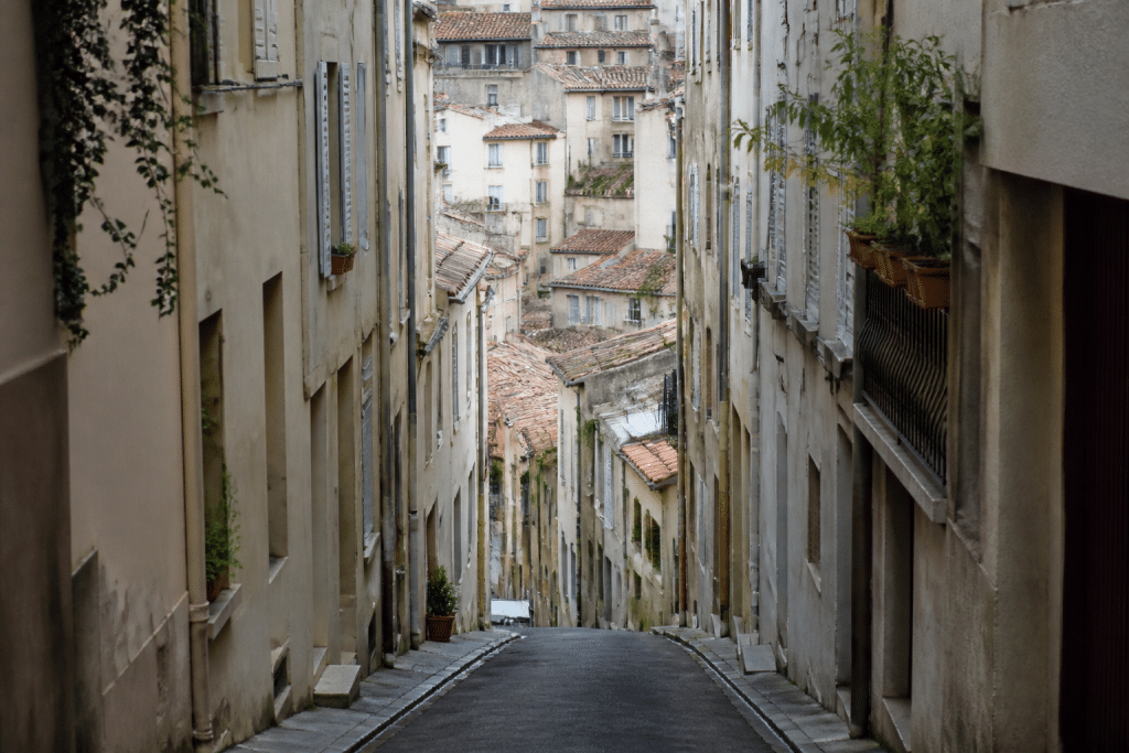 Immeubles résidentiels serrés avec rues étroites en pente