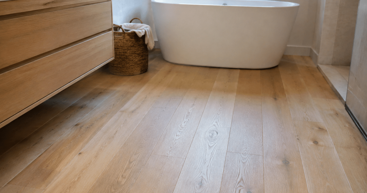 Planches bois clair posees horizontalement couvrant sol salle bain