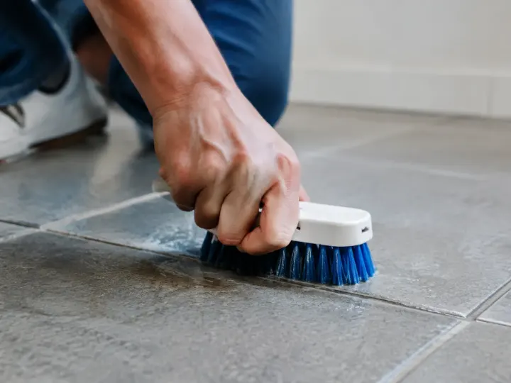 Comment nettoyer les joints de salle de bain noircis avec des produits naturels ?